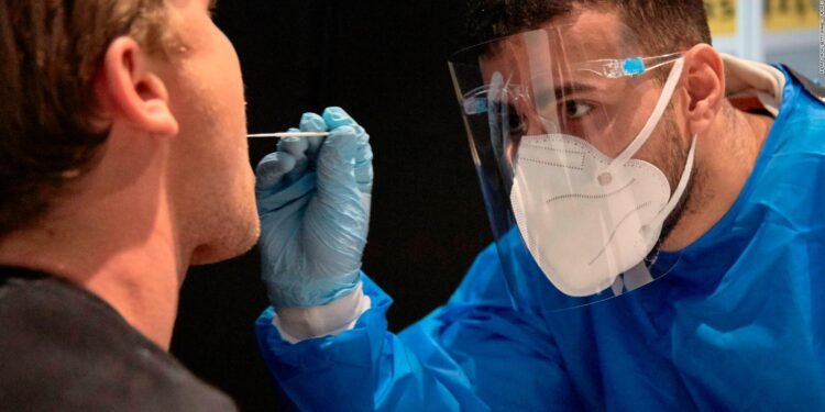 Sur de Florida supera pico de casos de ómicron