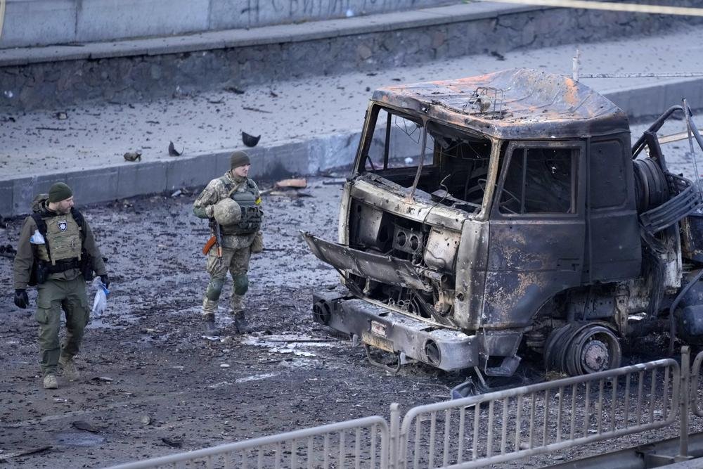 Tropas rusas presionan en Kiev y el líder ucraniano promete luchar