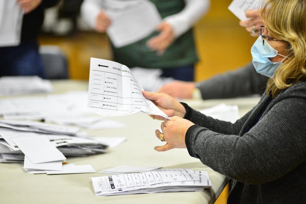 Algunos republicanos quieren conteo manual de boletas