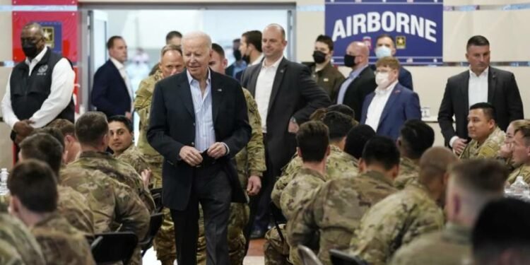 Biden visitó a soldados estadounidenses desplegados en frontera con Ucrania