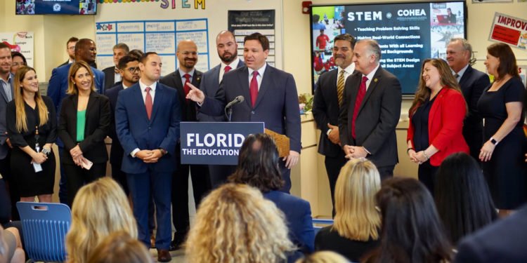 Ron DeSantis anunció aumentos salariales para los maestros de Florida