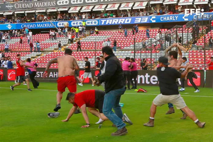 Violencia entre aficionados golpea al fútbol mexicano