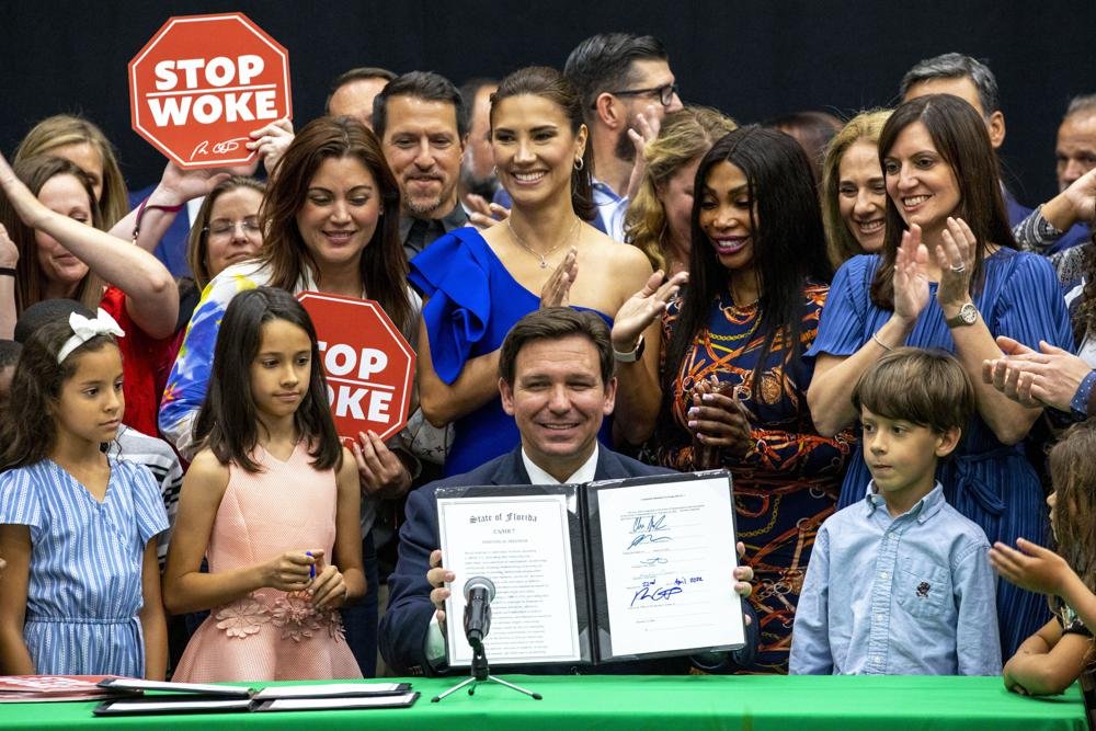 DeSantis firmó proyecto de ley de disolución del gobierno de Disney