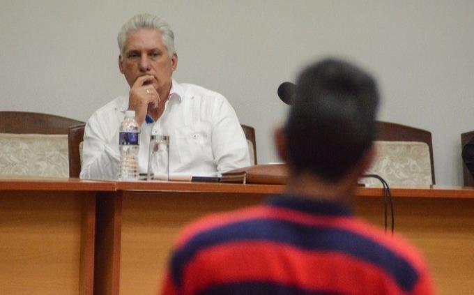 Presidente cubano critica baja producción de carne de cerdo