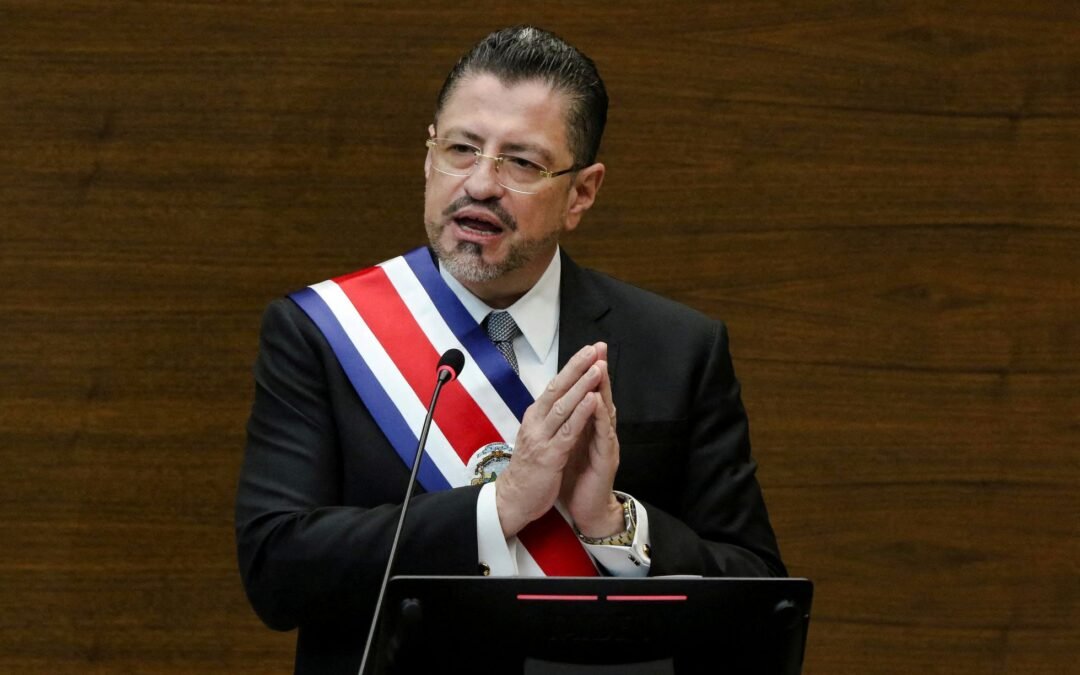 Rodrigo Chaves toma el mando en Costa Rica con la promesa de un “cambio histórico”