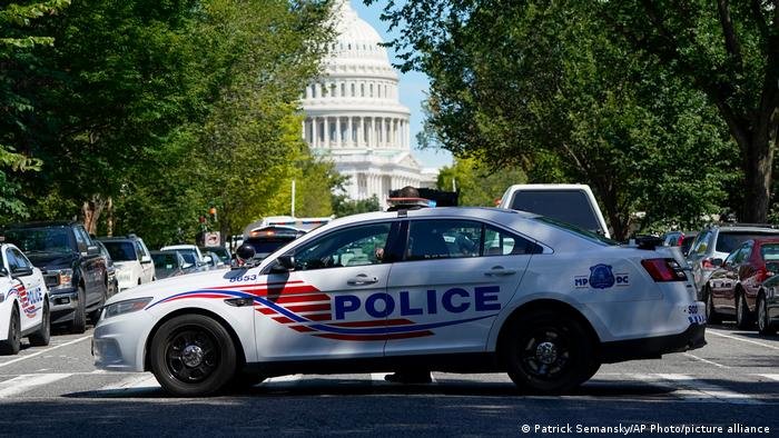 Reportan suicidio tras choque en valla del Capitolio