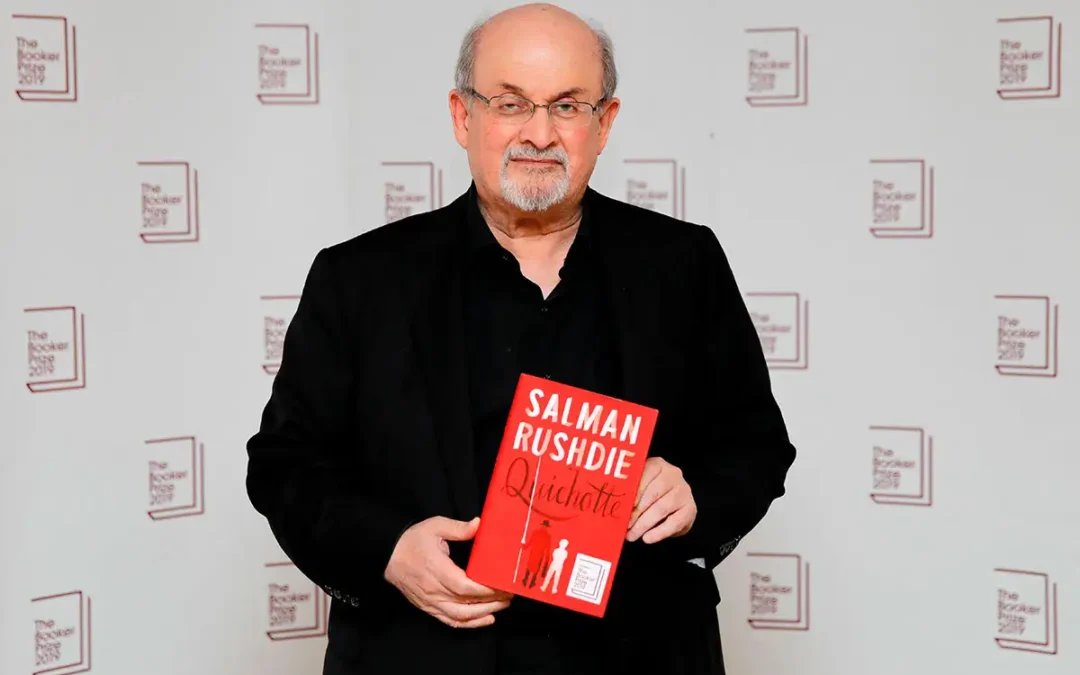 Rushdie sigue hospitalizado en estado crítico, pero sin respirador