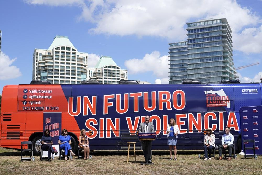 Demócratas buscan ganarse a los latinos en Florida con control de armas