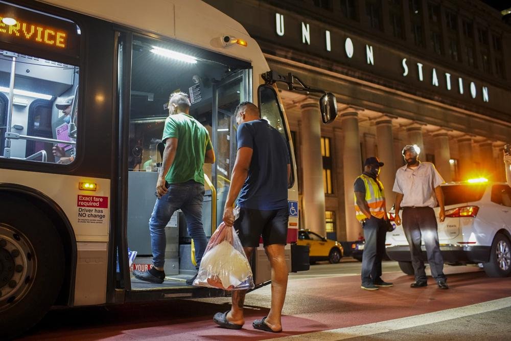 Texas transporta más de 70 inmigrantes a Chicago en batalla política