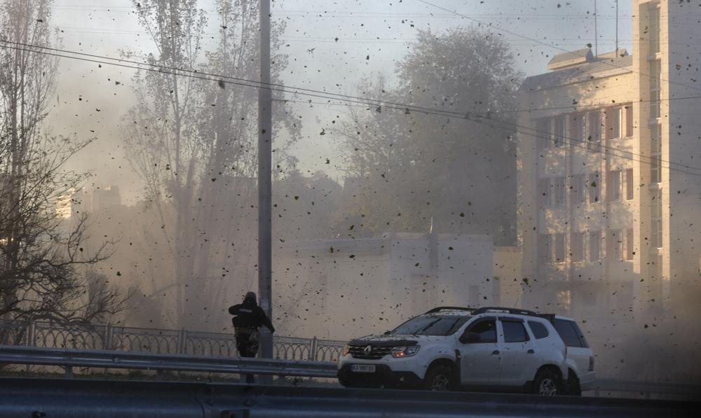 Oleadas de drones suicidas atacan capital de Ucrania y dejan muertos