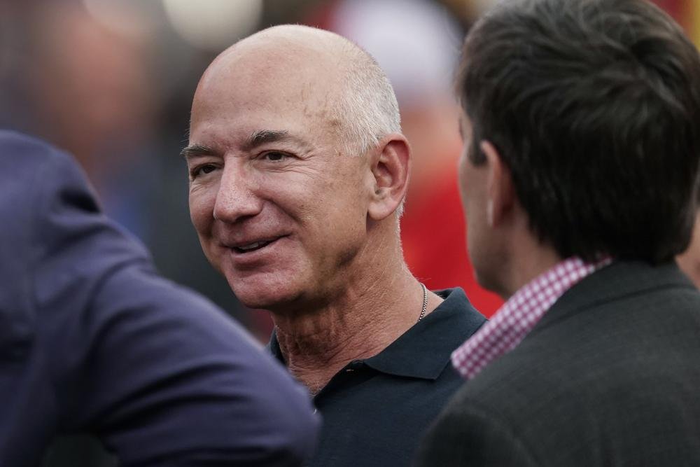 Demandan a Jeff Bezos por discriminación