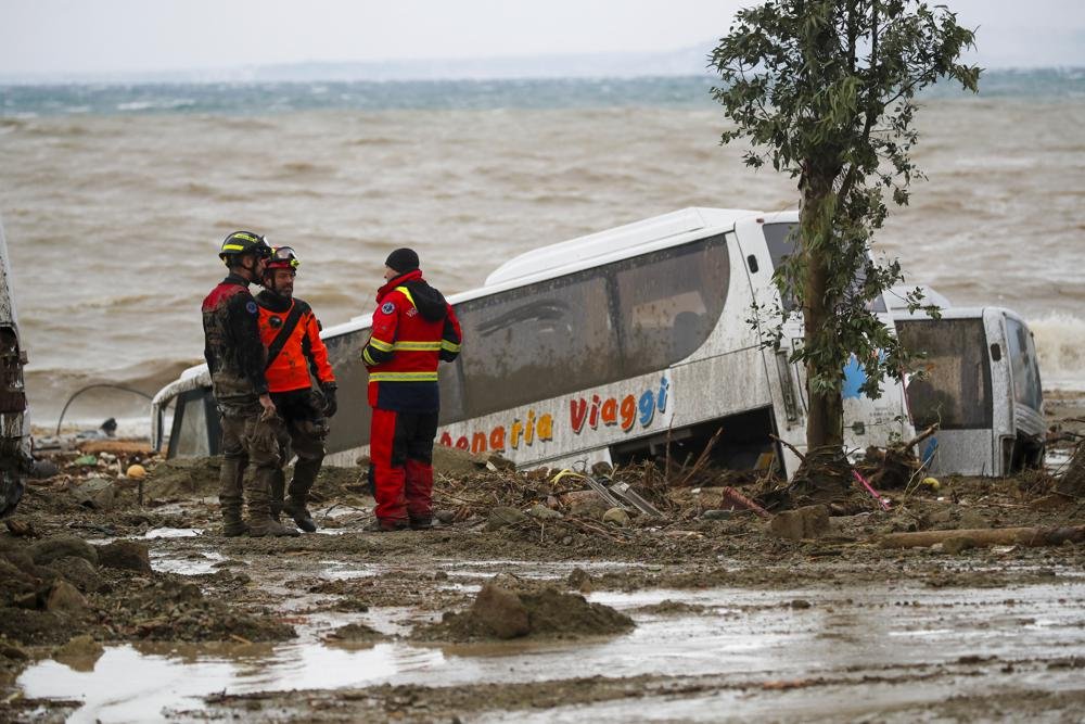 Muerto y desaparecidos tras deslizamiento de tierra en isla italiana