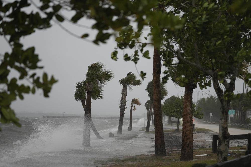 Nicole se debilita a tormenta tropical sobre el centro-este de Florida