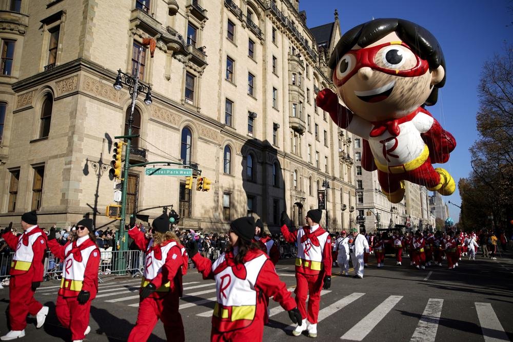 Personajes de globos voladores protagonizaron desfile de Acción de Gracias