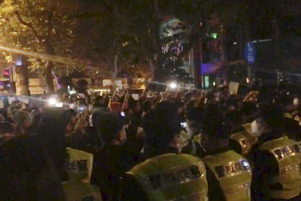Protestan contra restricciones por COVID en China