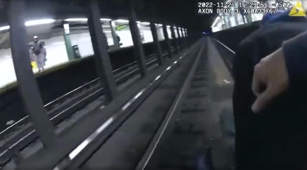 Salvan a hombre que cayó en las vías del metro de NY