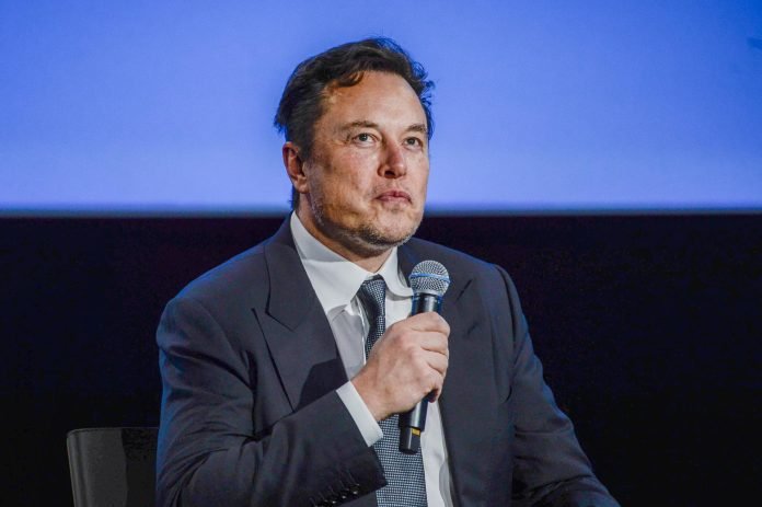 Elon Musk es abucheado en espectáculo de Dave Chappelle