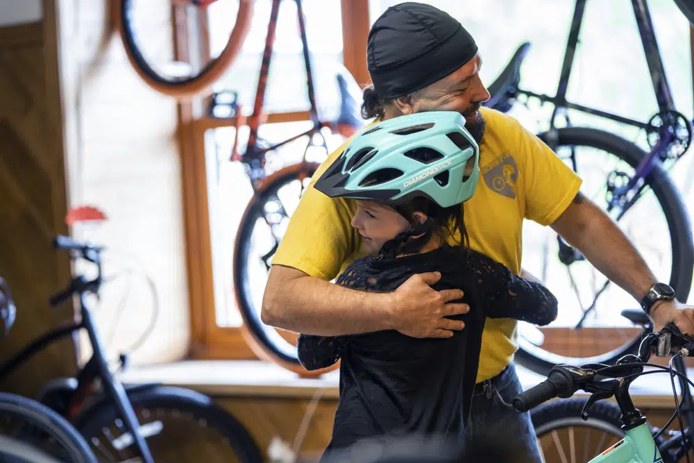 Hombre de Michigan muere en Florida mientras entregaba bicicletas gratis