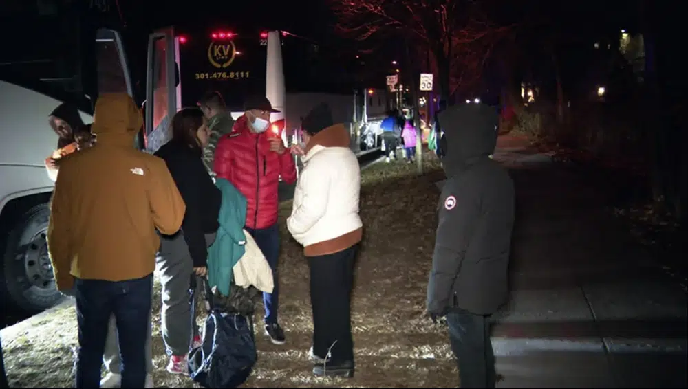 Más migrantes fueron trasladados a casa de Kamala Harris en víspera de Navidad