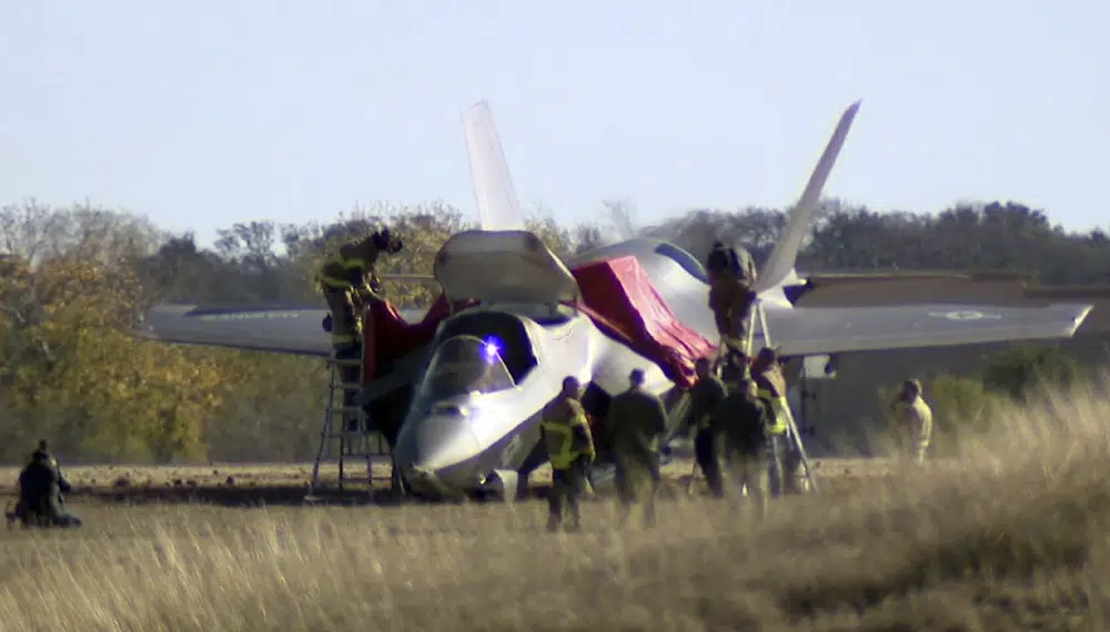 Piloto sale disparado de avión de combate en Texas tras aterrizaje fallido