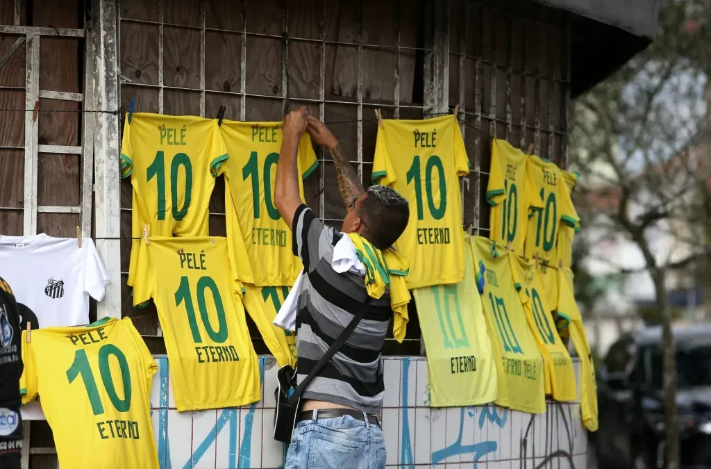 Brasileños acuden este lunes al velatorio de Pelé