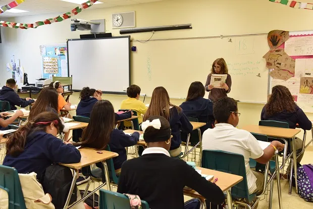 Buscan ampliar becas para todos los estudiantes de Florida