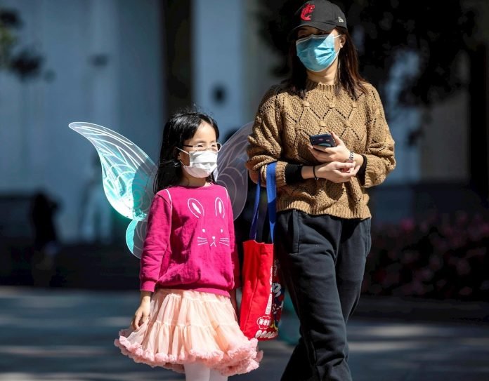 Clínicas de ciudades chinas anulan vacaciones ante ola de contagios de COVID