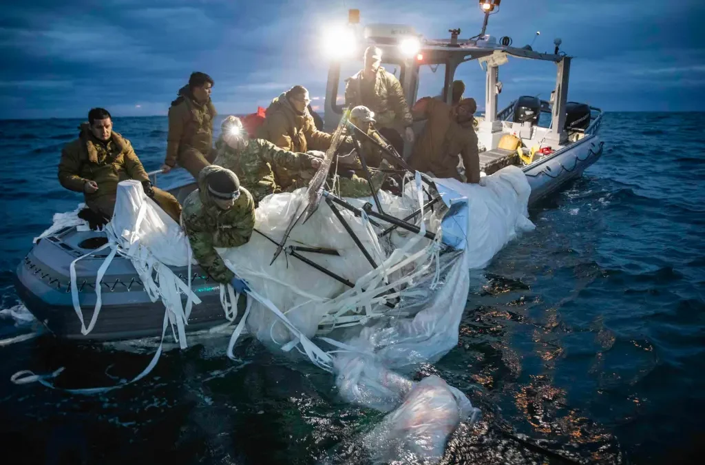 Armada de EEUU publica fotos de los restos del globo chino