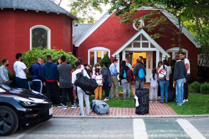 Juez desestima demanda contra gobernador de Florida por vuelos con migrantes venezolanos