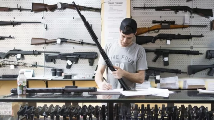 Nuevo proyecto en Florida pretende bajar edad mínima para comprar armas