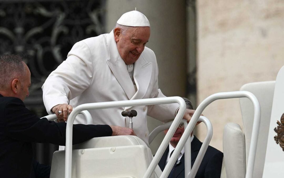 Papa Francisco pasará “varios días” hospitalizado por infección respiratoria