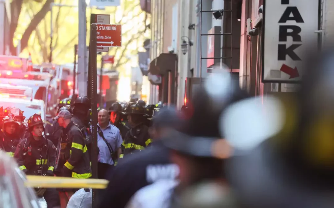 Colapso en estacionamiento de Nueva York deja muerto y heridos