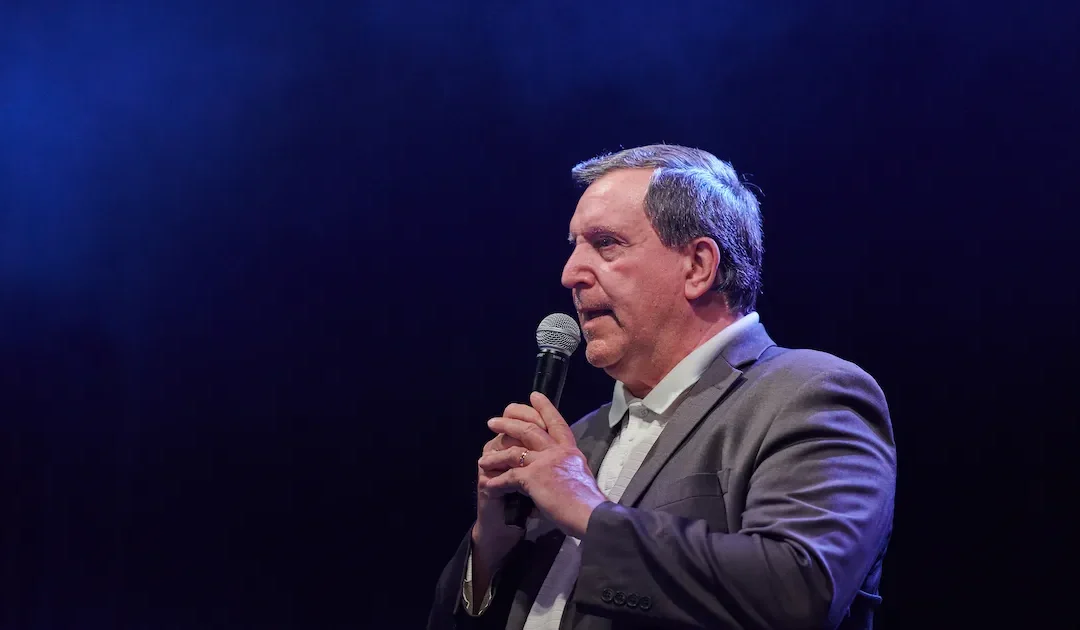 Comisionado Joe Carollo fue demandado