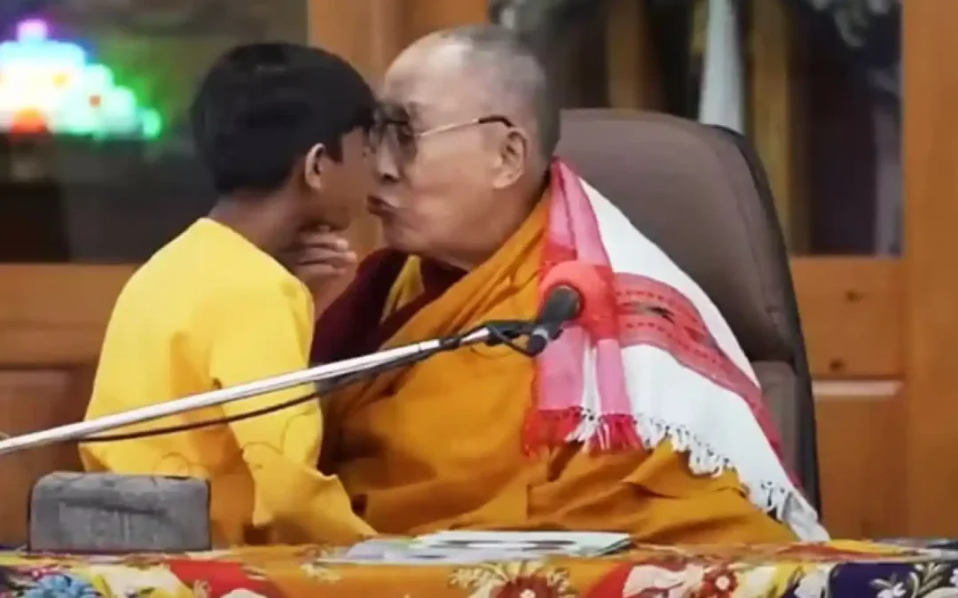 Dalái Lama envuelto en polémica tras besar a un niño en la boca
