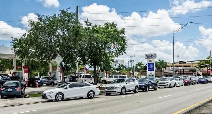 Largas filas en gasolineras del sur de Florida van disminuyendo