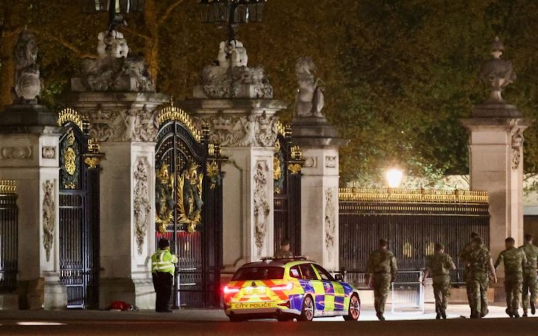 Arrestan a hombre afuera del Palacio de Buckingham