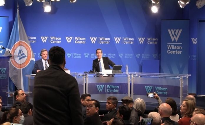 Charla de Juan Guaidó en Washington fue interrumpida por manifestantes