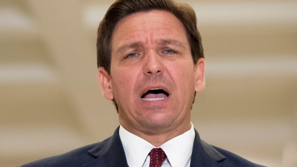 DeSantis firmó ley para eliminar fondos para estudios sobre diversidad racial en universidades