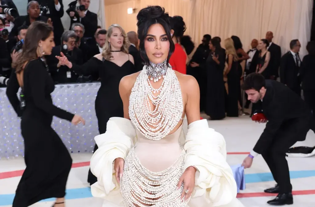 Los famosos recuerdan y emulan a Karl Lagerfeld en una elegante Met Gala