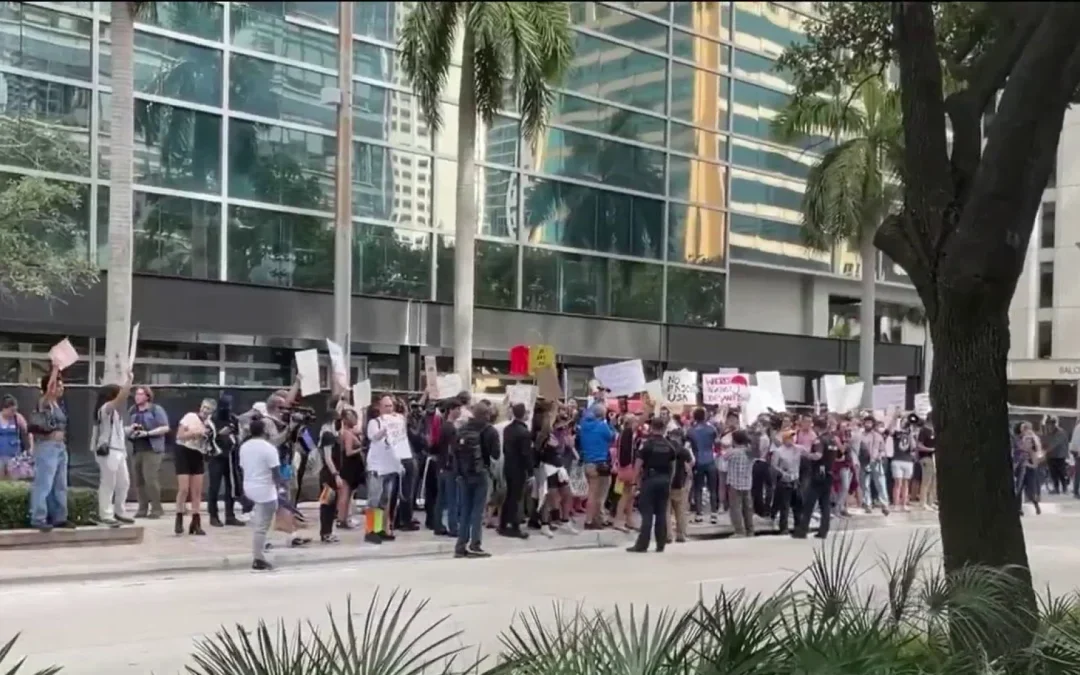 Protestaron en Miami tras anuncio de Ron DeSantis