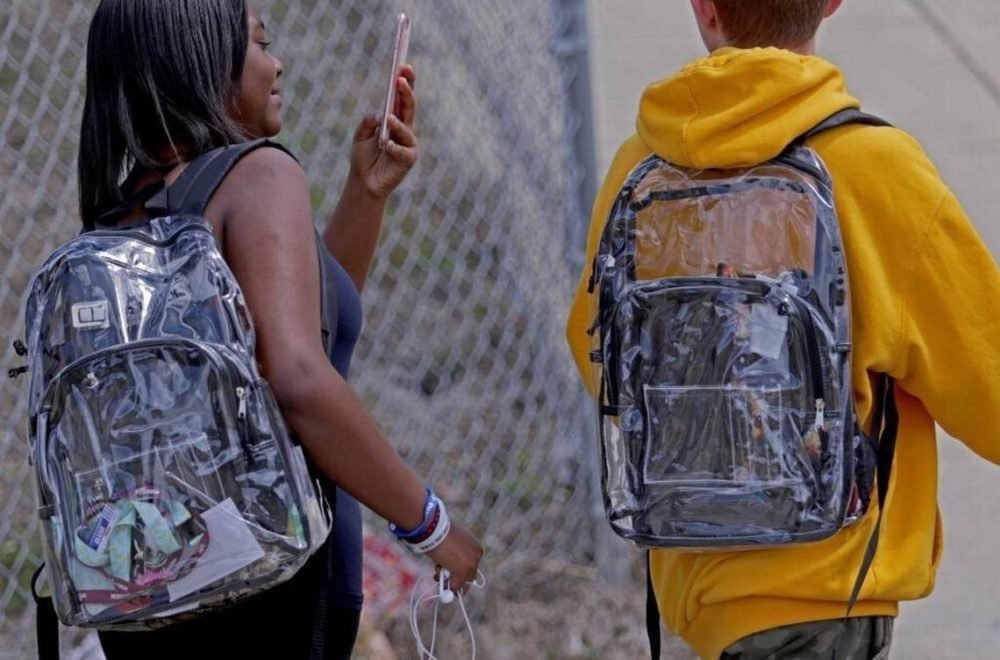 Escuelas de Broward dan marcha atrás al uso de bolsos transparentes