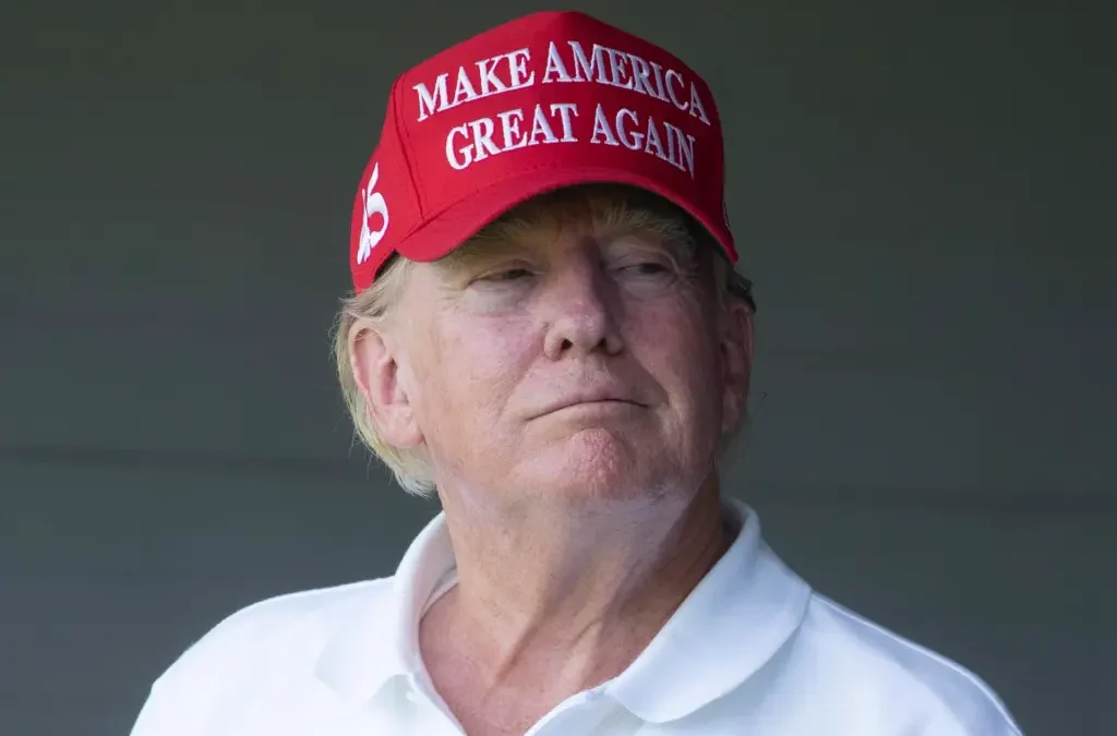 Fiscalía notifica a Trump investigación por documentos clasificados