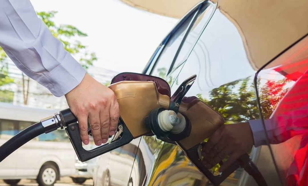 Precio de combustible en Florida sigue con tendencia a la baja