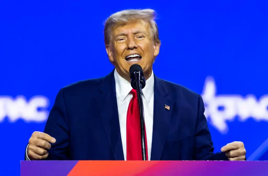 Prohíben a la defensa de Trump compartir pruebas en los documentos clasificados