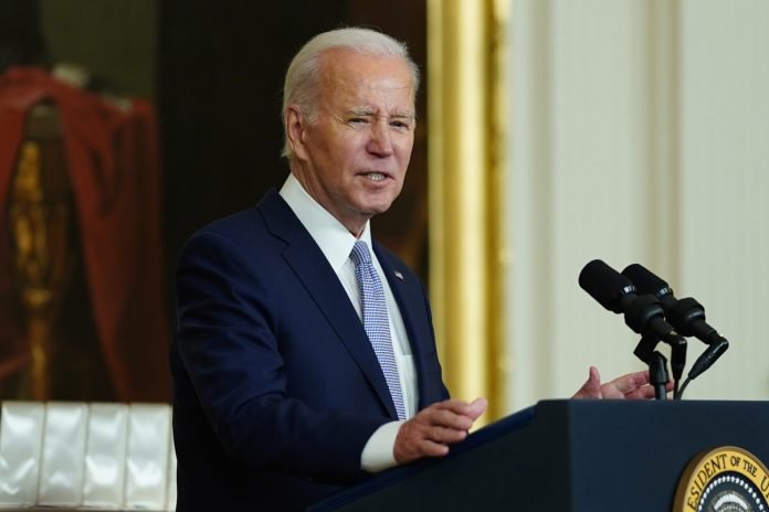 Legisladores piden a Biden otorgar permisos de trabajo a más migrantes indocumentados