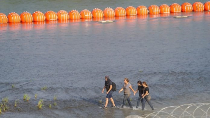 Cuerpo sin vida en nueva barrera antimigrantes del Río Bravo