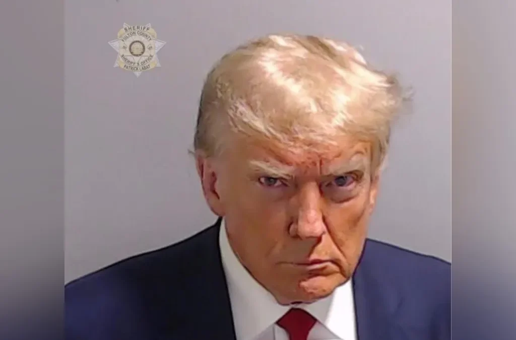 Trump sale en libertad bajo fianza de 200.000 dólares