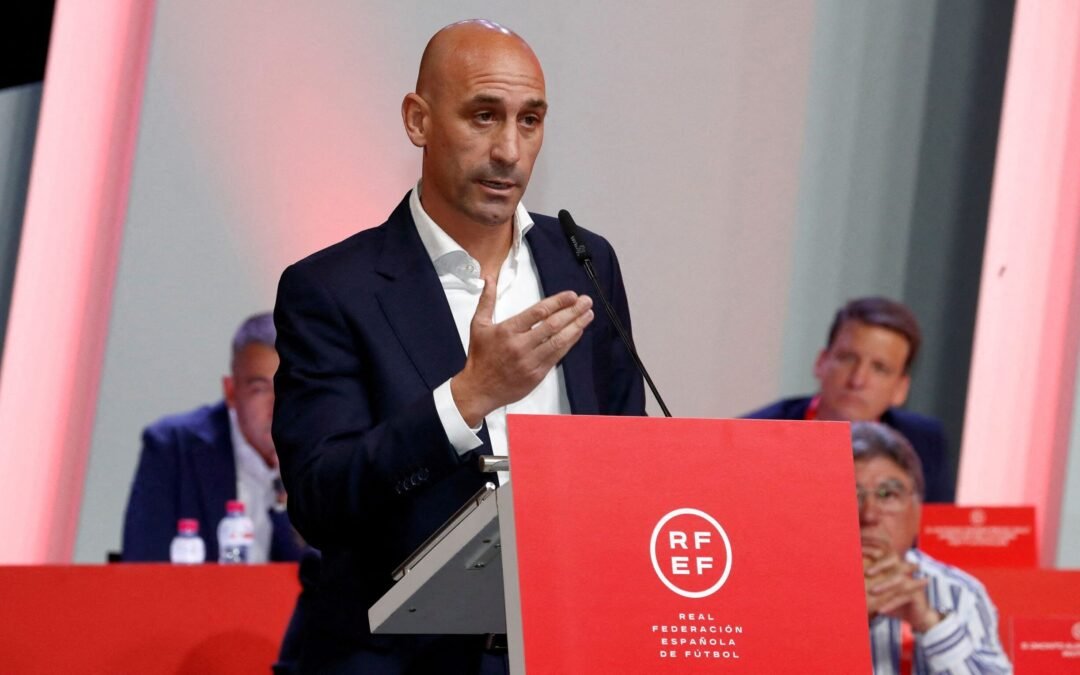 Luis Rubiales renunció tras polémico beso