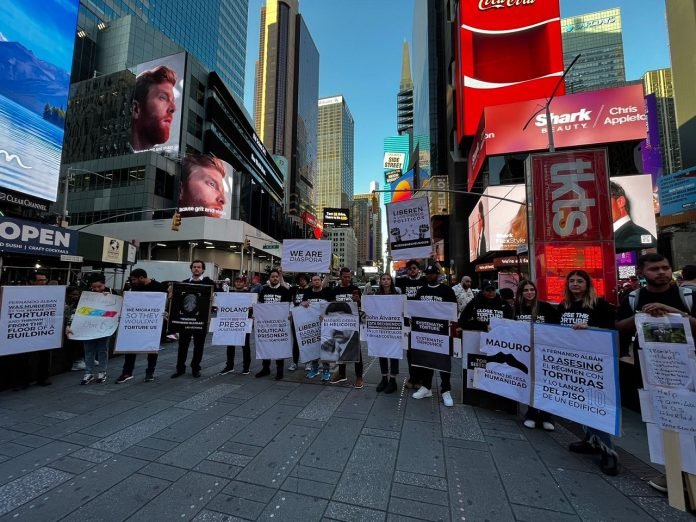 Venezolanos pidieron desde Times Square el cierre de los centros de tortura en su país