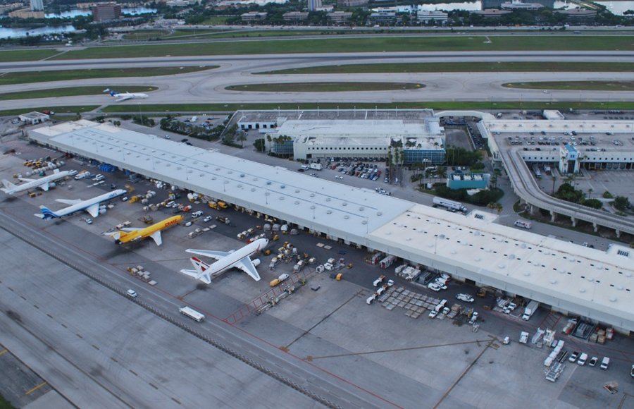 Aeropuerto de Miami realiza simulacros de vuelos para niños especiales